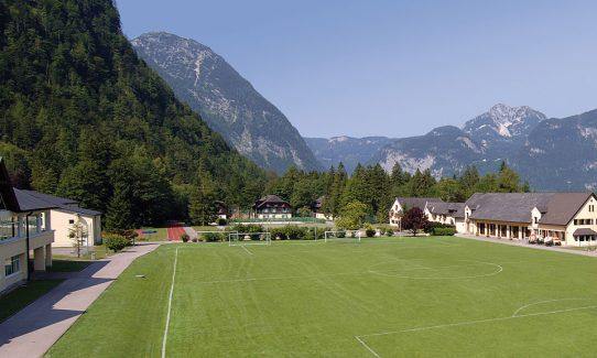 Trainingsplatz mit Bergpanorama